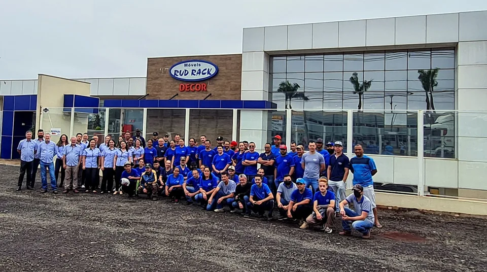 A equipe da Rud Rack na frente da fábrica