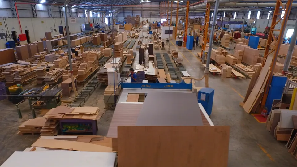 Linha de produção da Rud Rack, com chapas de MDF e MDP sendo cortadas